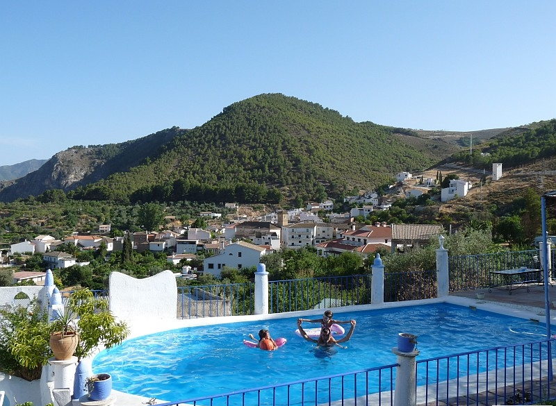 Piscina y pueblo al fondo